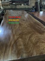 Mặt bàn gỗ gõ đỏ đường nét tự nhiên